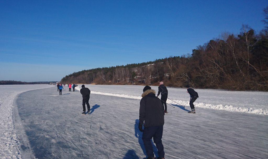 Skridskoåkare på sjön Norrviken som ligger på promenadavstånd från Brf Folkungarna.